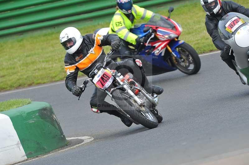 Mallory park Leicestershire;Mallory park photographs;Motorcycle action photographs;classic bikes;event digital images;eventdigitalimages;mallory park;no limits trackday;peter wileman photography;vintage bikes;vintage motorcycles;vmcc festival 1000 bikes