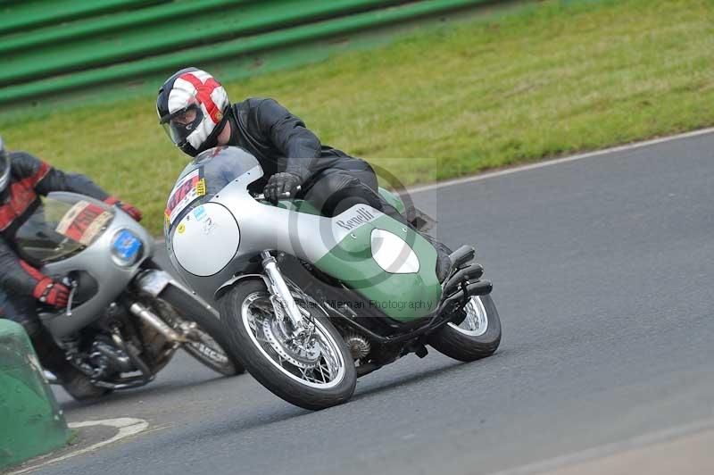 Mallory park Leicestershire;Mallory park photographs;Motorcycle action photographs;classic bikes;event digital images;eventdigitalimages;mallory park;no limits trackday;peter wileman photography;vintage bikes;vintage motorcycles;vmcc festival 1000 bikes