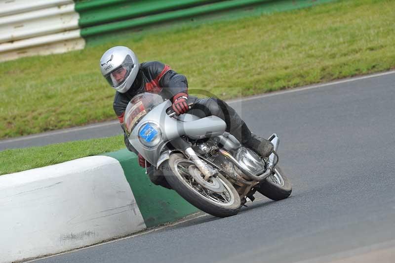 Mallory park Leicestershire;Mallory park photographs;Motorcycle action photographs;classic bikes;event digital images;eventdigitalimages;mallory park;no limits trackday;peter wileman photography;vintage bikes;vintage motorcycles;vmcc festival 1000 bikes