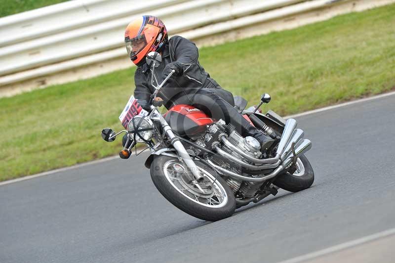 Mallory park Leicestershire;Mallory park photographs;Motorcycle action photographs;classic bikes;event digital images;eventdigitalimages;mallory park;no limits trackday;peter wileman photography;vintage bikes;vintage motorcycles;vmcc festival 1000 bikes