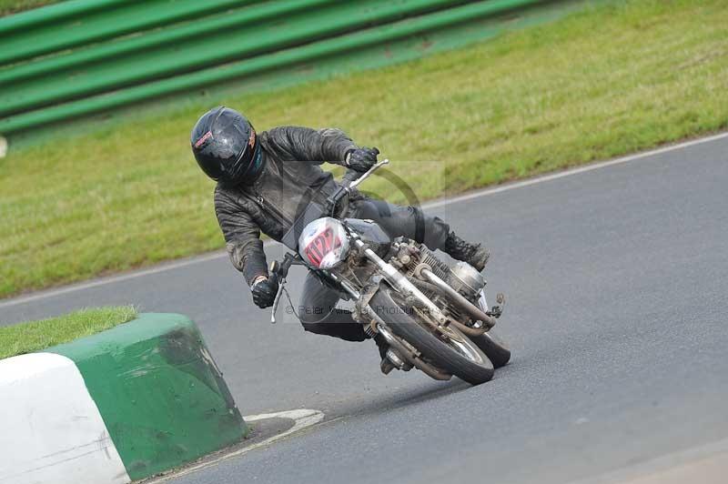 Mallory park Leicestershire;Mallory park photographs;Motorcycle action photographs;classic bikes;event digital images;eventdigitalimages;mallory park;no limits trackday;peter wileman photography;vintage bikes;vintage motorcycles;vmcc festival 1000 bikes