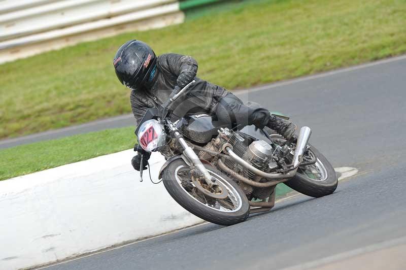 Mallory park Leicestershire;Mallory park photographs;Motorcycle action photographs;classic bikes;event digital images;eventdigitalimages;mallory park;no limits trackday;peter wileman photography;vintage bikes;vintage motorcycles;vmcc festival 1000 bikes