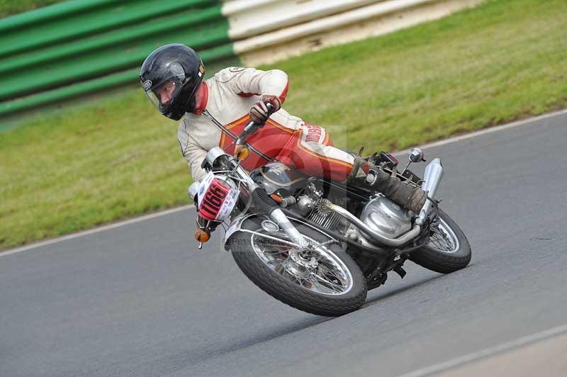 Mallory park Leicestershire;Mallory park photographs;Motorcycle action photographs;classic bikes;event digital images;eventdigitalimages;mallory park;no limits trackday;peter wileman photography;vintage bikes;vintage motorcycles;vmcc festival 1000 bikes