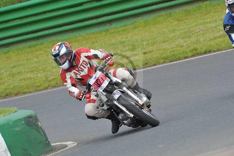 Mallory park Leicestershire;Mallory park photographs;Motorcycle action photographs;classic bikes;event digital images;eventdigitalimages;mallory park;no limits trackday;peter wileman photography;vintage bikes;vintage motorcycles;vmcc festival 1000 bikes