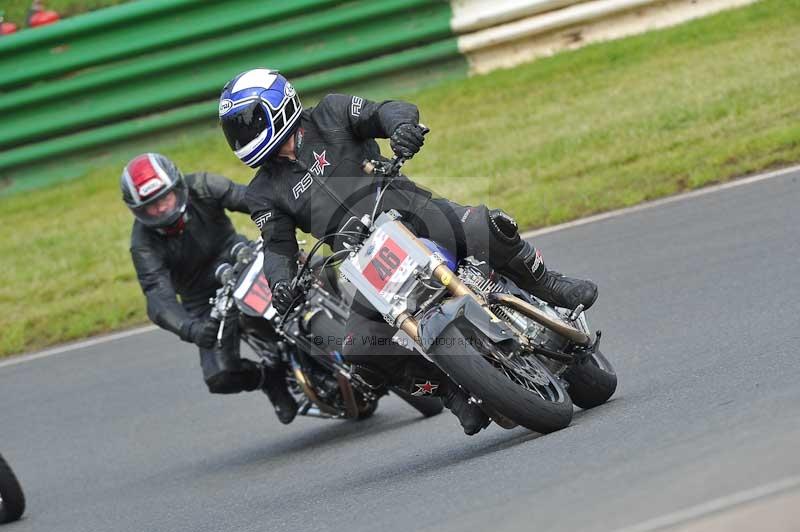 Mallory park Leicestershire;Mallory park photographs;Motorcycle action photographs;classic bikes;event digital images;eventdigitalimages;mallory park;no limits trackday;peter wileman photography;vintage bikes;vintage motorcycles;vmcc festival 1000 bikes