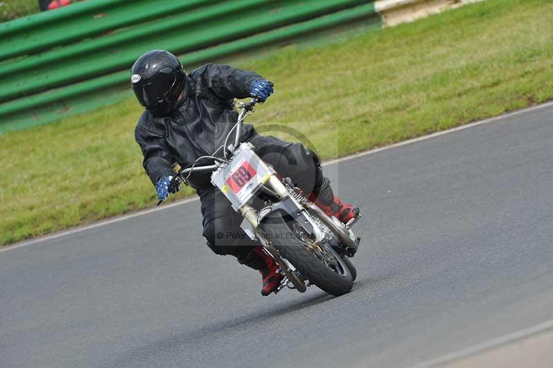 Mallory park Leicestershire;Mallory park photographs;Motorcycle action photographs;classic bikes;event digital images;eventdigitalimages;mallory park;no limits trackday;peter wileman photography;vintage bikes;vintage motorcycles;vmcc festival 1000 bikes