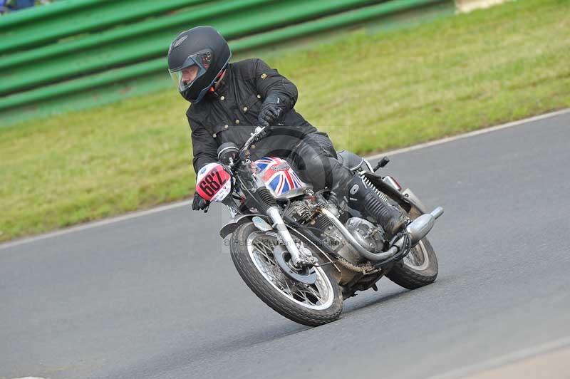 Mallory park Leicestershire;Mallory park photographs;Motorcycle action photographs;classic bikes;event digital images;eventdigitalimages;mallory park;no limits trackday;peter wileman photography;vintage bikes;vintage motorcycles;vmcc festival 1000 bikes