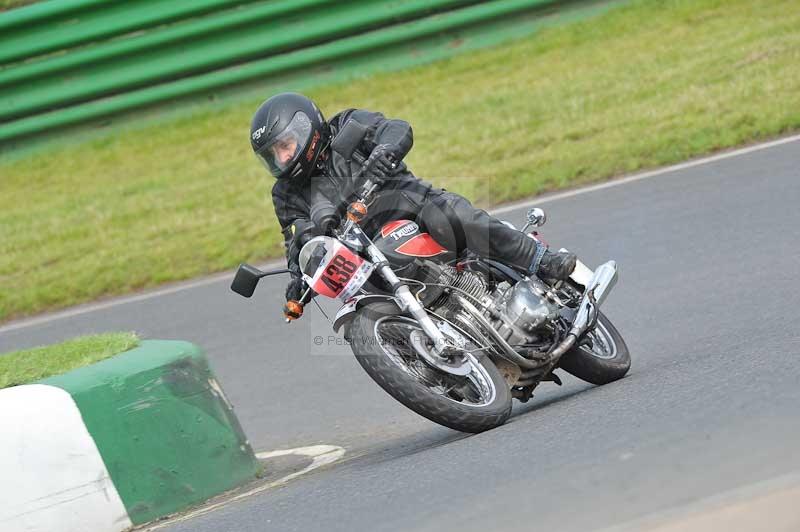 Mallory park Leicestershire;Mallory park photographs;Motorcycle action photographs;classic bikes;event digital images;eventdigitalimages;mallory park;no limits trackday;peter wileman photography;vintage bikes;vintage motorcycles;vmcc festival 1000 bikes