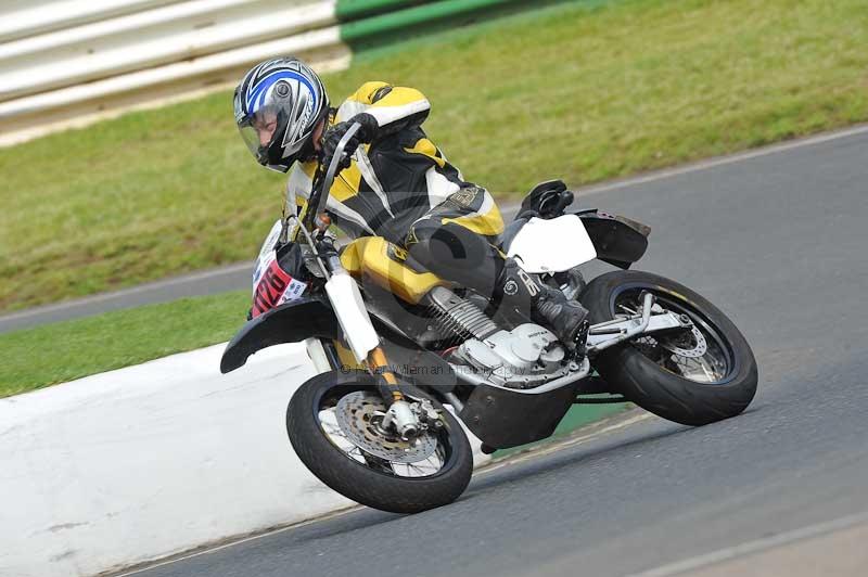 Mallory park Leicestershire;Mallory park photographs;Motorcycle action photographs;classic bikes;event digital images;eventdigitalimages;mallory park;no limits trackday;peter wileman photography;vintage bikes;vintage motorcycles;vmcc festival 1000 bikes