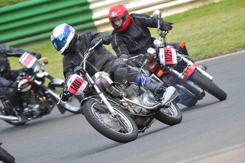 Mallory park Leicestershire;Mallory park photographs;Motorcycle action photographs;classic bikes;event digital images;eventdigitalimages;mallory park;no limits trackday;peter wileman photography;vintage bikes;vintage motorcycles;vmcc festival 1000 bikes