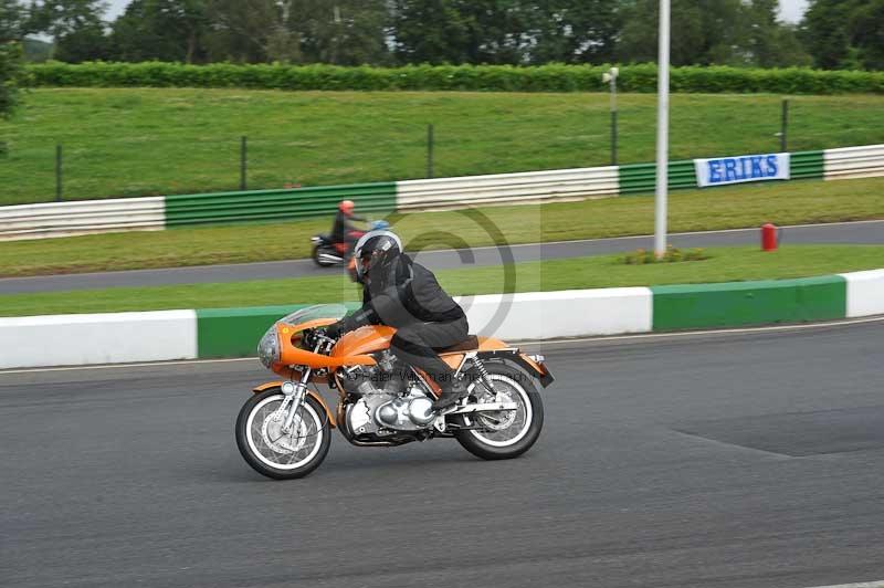 Mallory park Leicestershire;Mallory park photographs;Motorcycle action photographs;classic bikes;event digital images;eventdigitalimages;mallory park;no limits trackday;peter wileman photography;vintage bikes;vintage motorcycles;vmcc festival 1000 bikes