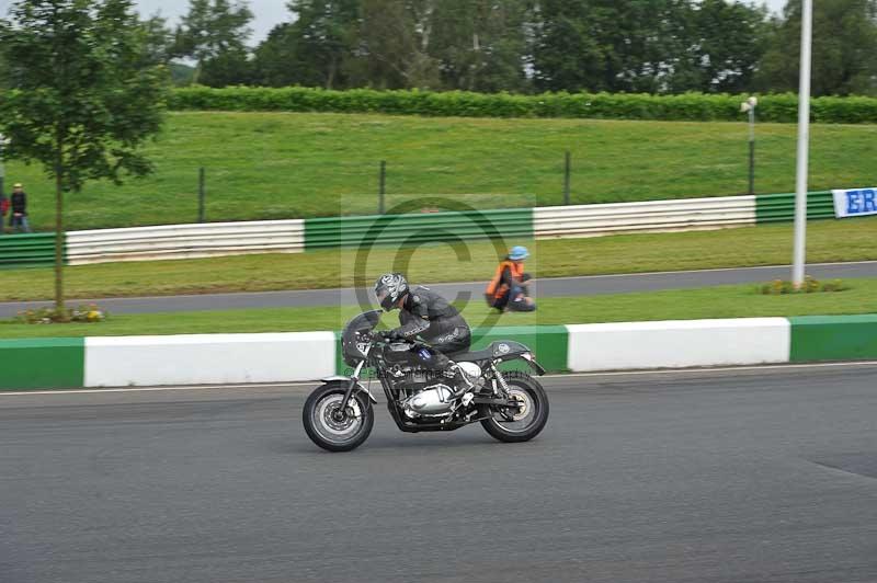 Mallory park Leicestershire;Mallory park photographs;Motorcycle action photographs;classic bikes;event digital images;eventdigitalimages;mallory park;no limits trackday;peter wileman photography;vintage bikes;vintage motorcycles;vmcc festival 1000 bikes