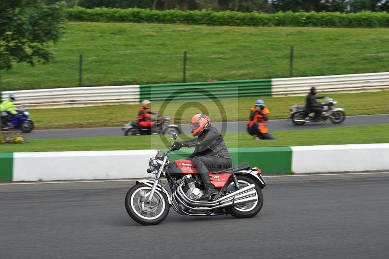 Mallory park Leicestershire;Mallory park photographs;Motorcycle action photographs;classic bikes;event digital images;eventdigitalimages;mallory park;no limits trackday;peter wileman photography;vintage bikes;vintage motorcycles;vmcc festival 1000 bikes