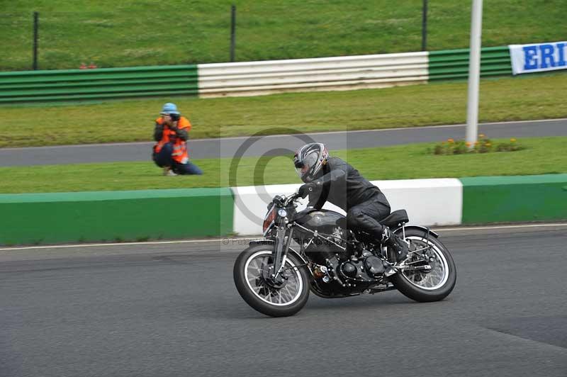 Mallory park Leicestershire;Mallory park photographs;Motorcycle action photographs;classic bikes;event digital images;eventdigitalimages;mallory park;no limits trackday;peter wileman photography;vintage bikes;vintage motorcycles;vmcc festival 1000 bikes