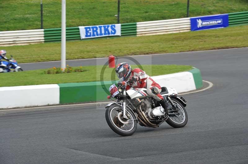 Mallory park Leicestershire;Mallory park photographs;Motorcycle action photographs;classic bikes;event digital images;eventdigitalimages;mallory park;no limits trackday;peter wileman photography;vintage bikes;vintage motorcycles;vmcc festival 1000 bikes