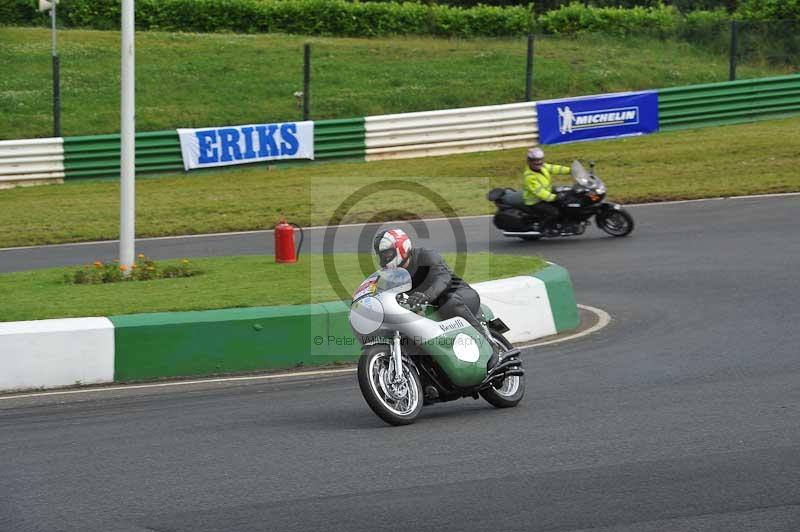 Mallory park Leicestershire;Mallory park photographs;Motorcycle action photographs;classic bikes;event digital images;eventdigitalimages;mallory park;no limits trackday;peter wileman photography;vintage bikes;vintage motorcycles;vmcc festival 1000 bikes