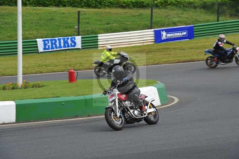 Mallory park Leicestershire;Mallory park photographs;Motorcycle action photographs;classic bikes;event digital images;eventdigitalimages;mallory park;no limits trackday;peter wileman photography;vintage bikes;vintage motorcycles;vmcc festival 1000 bikes