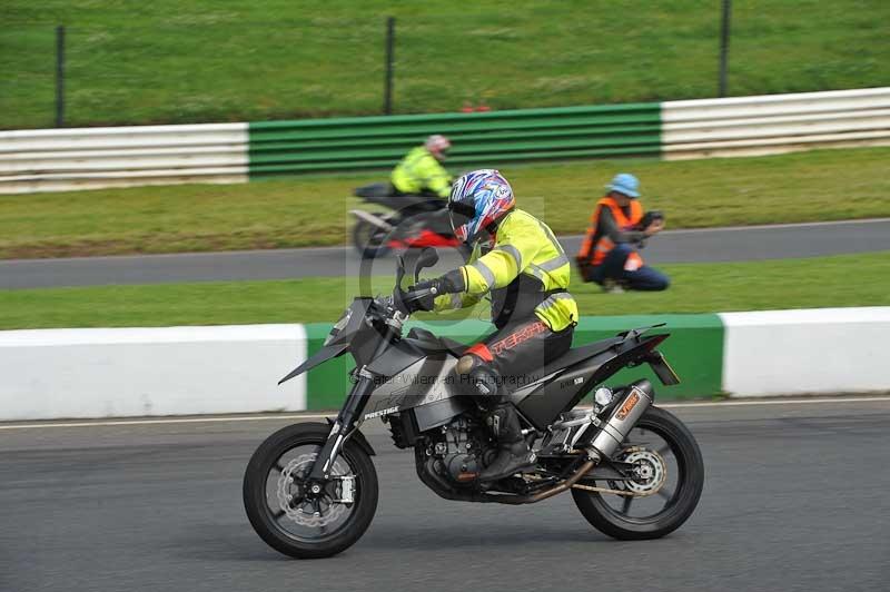 Mallory park Leicestershire;Mallory park photographs;Motorcycle action photographs;classic bikes;event digital images;eventdigitalimages;mallory park;no limits trackday;peter wileman photography;vintage bikes;vintage motorcycles;vmcc festival 1000 bikes