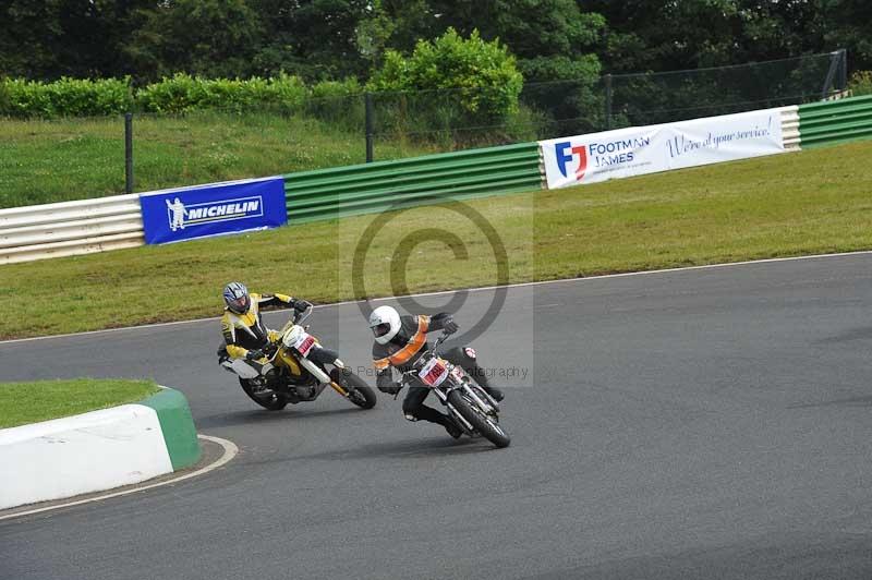 Mallory park Leicestershire;Mallory park photographs;Motorcycle action photographs;classic bikes;event digital images;eventdigitalimages;mallory park;no limits trackday;peter wileman photography;vintage bikes;vintage motorcycles;vmcc festival 1000 bikes