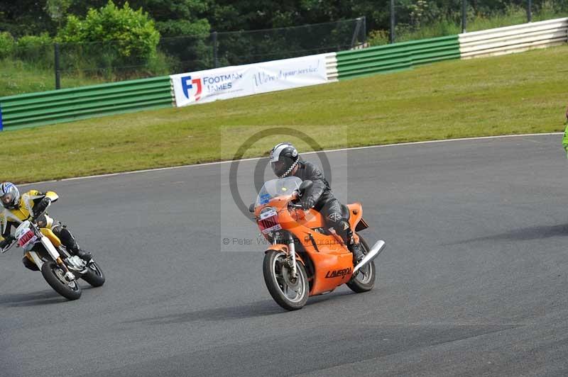 Mallory park Leicestershire;Mallory park photographs;Motorcycle action photographs;classic bikes;event digital images;eventdigitalimages;mallory park;no limits trackday;peter wileman photography;vintage bikes;vintage motorcycles;vmcc festival 1000 bikes
