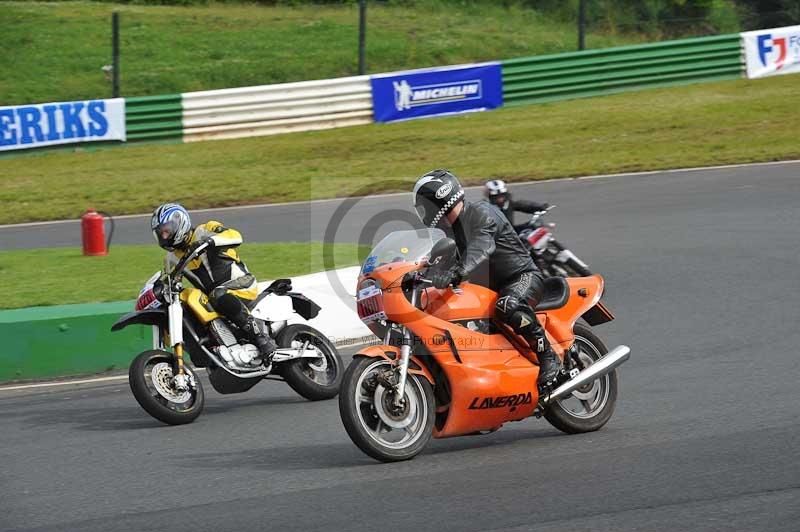 Mallory park Leicestershire;Mallory park photographs;Motorcycle action photographs;classic bikes;event digital images;eventdigitalimages;mallory park;no limits trackday;peter wileman photography;vintage bikes;vintage motorcycles;vmcc festival 1000 bikes