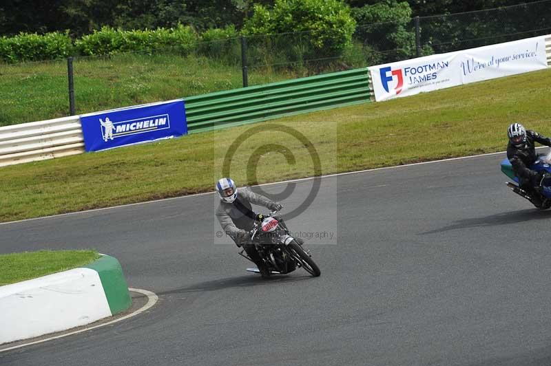 Mallory park Leicestershire;Mallory park photographs;Motorcycle action photographs;classic bikes;event digital images;eventdigitalimages;mallory park;no limits trackday;peter wileman photography;vintage bikes;vintage motorcycles;vmcc festival 1000 bikes