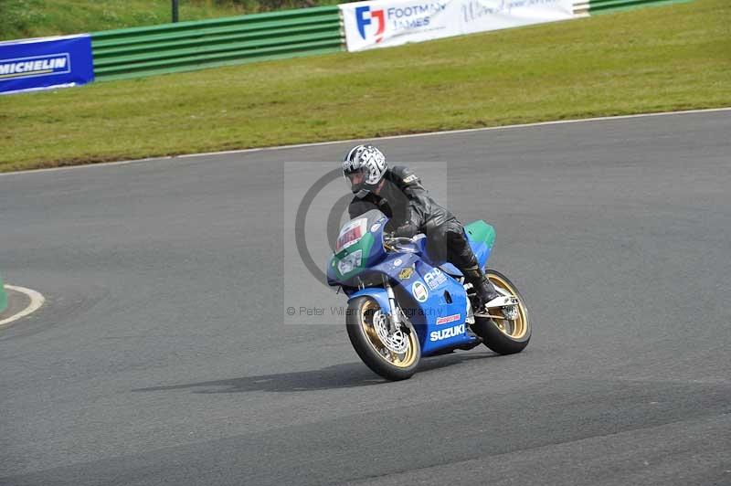 Mallory park Leicestershire;Mallory park photographs;Motorcycle action photographs;classic bikes;event digital images;eventdigitalimages;mallory park;no limits trackday;peter wileman photography;vintage bikes;vintage motorcycles;vmcc festival 1000 bikes