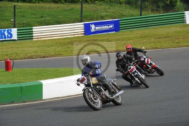 Mallory park Leicestershire;Mallory park photographs;Motorcycle action photographs;classic bikes;event digital images;eventdigitalimages;mallory park;no limits trackday;peter wileman photography;vintage bikes;vintage motorcycles;vmcc festival 1000 bikes