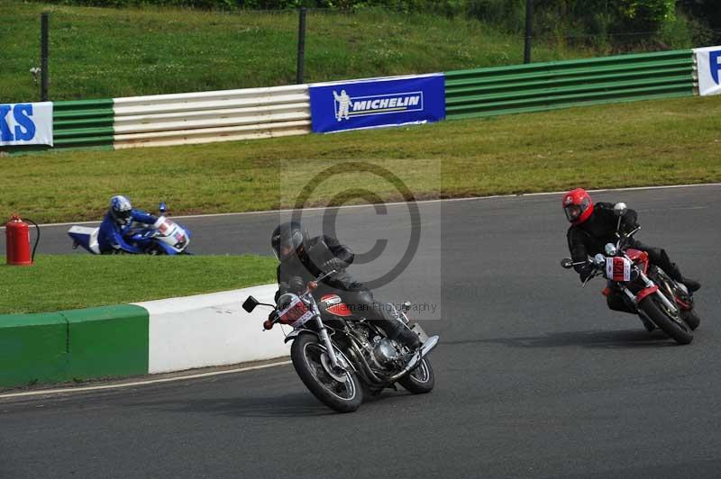 Mallory park Leicestershire;Mallory park photographs;Motorcycle action photographs;classic bikes;event digital images;eventdigitalimages;mallory park;no limits trackday;peter wileman photography;vintage bikes;vintage motorcycles;vmcc festival 1000 bikes