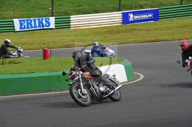 Mallory park Leicestershire;Mallory park photographs;Motorcycle action photographs;classic bikes;event digital images;eventdigitalimages;mallory park;no limits trackday;peter wileman photography;vintage bikes;vintage motorcycles;vmcc festival 1000 bikes
