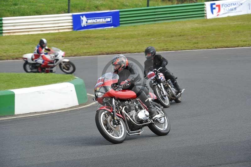 Mallory park Leicestershire;Mallory park photographs;Motorcycle action photographs;classic bikes;event digital images;eventdigitalimages;mallory park;no limits trackday;peter wileman photography;vintage bikes;vintage motorcycles;vmcc festival 1000 bikes