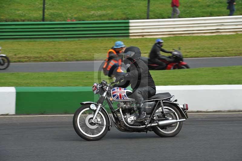 Mallory park Leicestershire;Mallory park photographs;Motorcycle action photographs;classic bikes;event digital images;eventdigitalimages;mallory park;no limits trackday;peter wileman photography;vintage bikes;vintage motorcycles;vmcc festival 1000 bikes