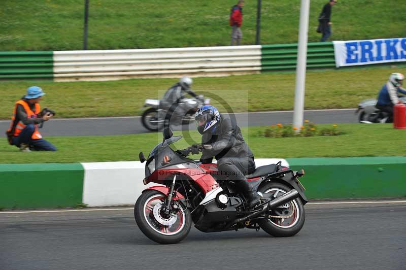 Mallory park Leicestershire;Mallory park photographs;Motorcycle action photographs;classic bikes;event digital images;eventdigitalimages;mallory park;no limits trackday;peter wileman photography;vintage bikes;vintage motorcycles;vmcc festival 1000 bikes