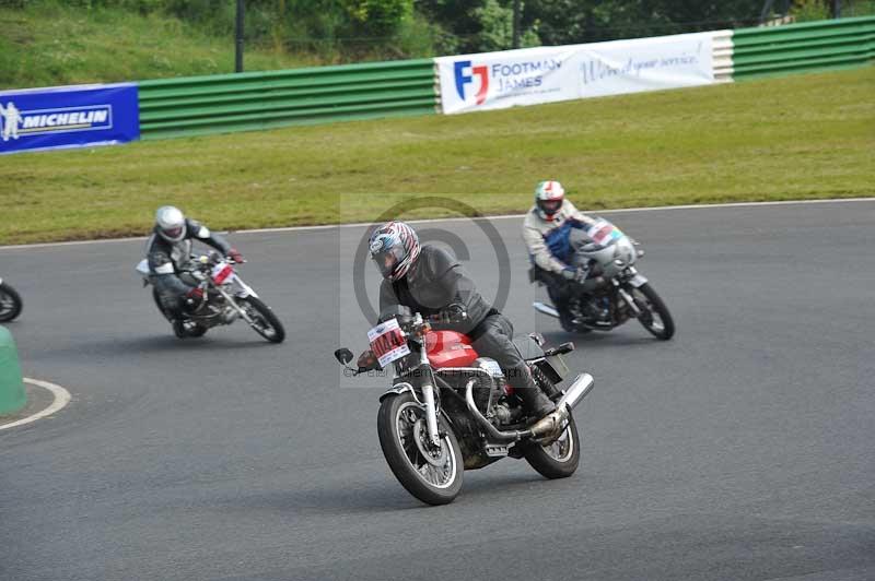 Mallory park Leicestershire;Mallory park photographs;Motorcycle action photographs;classic bikes;event digital images;eventdigitalimages;mallory park;no limits trackday;peter wileman photography;vintage bikes;vintage motorcycles;vmcc festival 1000 bikes