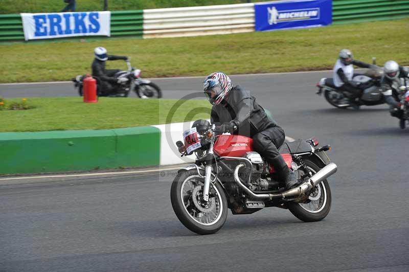 Mallory park Leicestershire;Mallory park photographs;Motorcycle action photographs;classic bikes;event digital images;eventdigitalimages;mallory park;no limits trackday;peter wileman photography;vintage bikes;vintage motorcycles;vmcc festival 1000 bikes