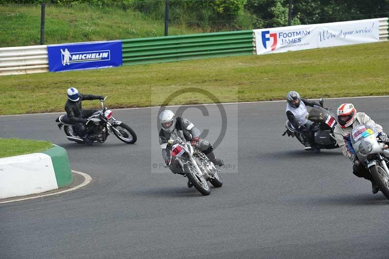 Mallory park Leicestershire;Mallory park photographs;Motorcycle action photographs;classic bikes;event digital images;eventdigitalimages;mallory park;no limits trackday;peter wileman photography;vintage bikes;vintage motorcycles;vmcc festival 1000 bikes
