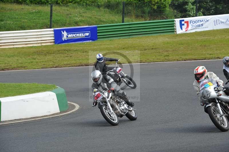 Mallory park Leicestershire;Mallory park photographs;Motorcycle action photographs;classic bikes;event digital images;eventdigitalimages;mallory park;no limits trackday;peter wileman photography;vintage bikes;vintage motorcycles;vmcc festival 1000 bikes