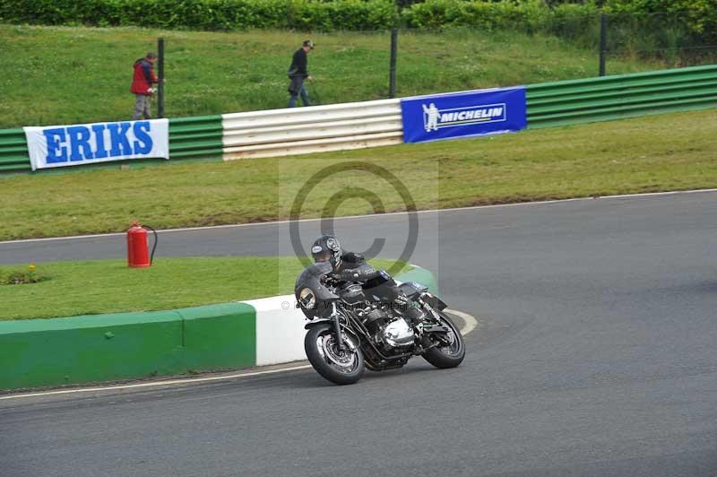 Mallory park Leicestershire;Mallory park photographs;Motorcycle action photographs;classic bikes;event digital images;eventdigitalimages;mallory park;no limits trackday;peter wileman photography;vintage bikes;vintage motorcycles;vmcc festival 1000 bikes