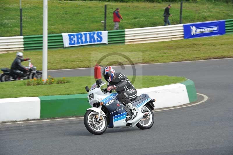 Mallory park Leicestershire;Mallory park photographs;Motorcycle action photographs;classic bikes;event digital images;eventdigitalimages;mallory park;no limits trackday;peter wileman photography;vintage bikes;vintage motorcycles;vmcc festival 1000 bikes