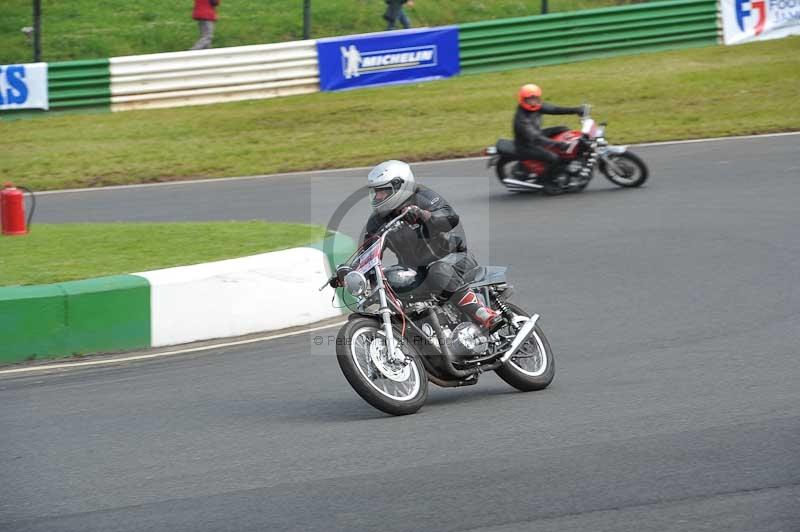 Mallory park Leicestershire;Mallory park photographs;Motorcycle action photographs;classic bikes;event digital images;eventdigitalimages;mallory park;no limits trackday;peter wileman photography;vintage bikes;vintage motorcycles;vmcc festival 1000 bikes