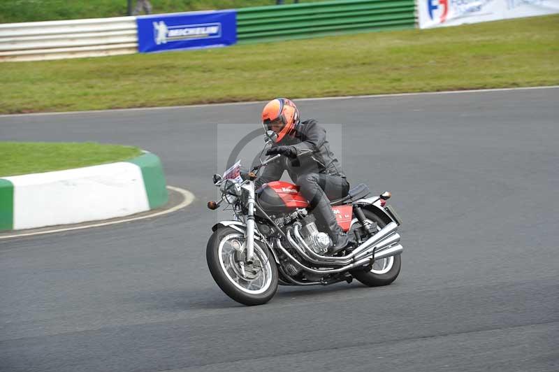Mallory park Leicestershire;Mallory park photographs;Motorcycle action photographs;classic bikes;event digital images;eventdigitalimages;mallory park;no limits trackday;peter wileman photography;vintage bikes;vintage motorcycles;vmcc festival 1000 bikes