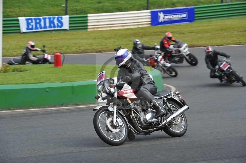 Mallory park Leicestershire;Mallory park photographs;Motorcycle action photographs;classic bikes;event digital images;eventdigitalimages;mallory park;no limits trackday;peter wileman photography;vintage bikes;vintage motorcycles;vmcc festival 1000 bikes