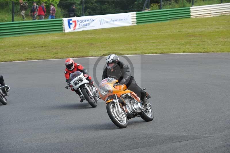 Mallory park Leicestershire;Mallory park photographs;Motorcycle action photographs;classic bikes;event digital images;eventdigitalimages;mallory park;no limits trackday;peter wileman photography;vintage bikes;vintage motorcycles;vmcc festival 1000 bikes