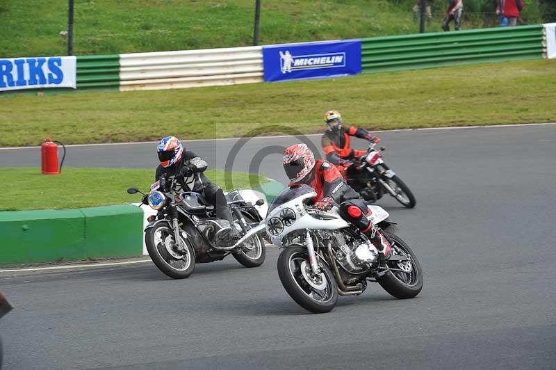 Mallory park Leicestershire;Mallory park photographs;Motorcycle action photographs;classic bikes;event digital images;eventdigitalimages;mallory park;no limits trackday;peter wileman photography;vintage bikes;vintage motorcycles;vmcc festival 1000 bikes