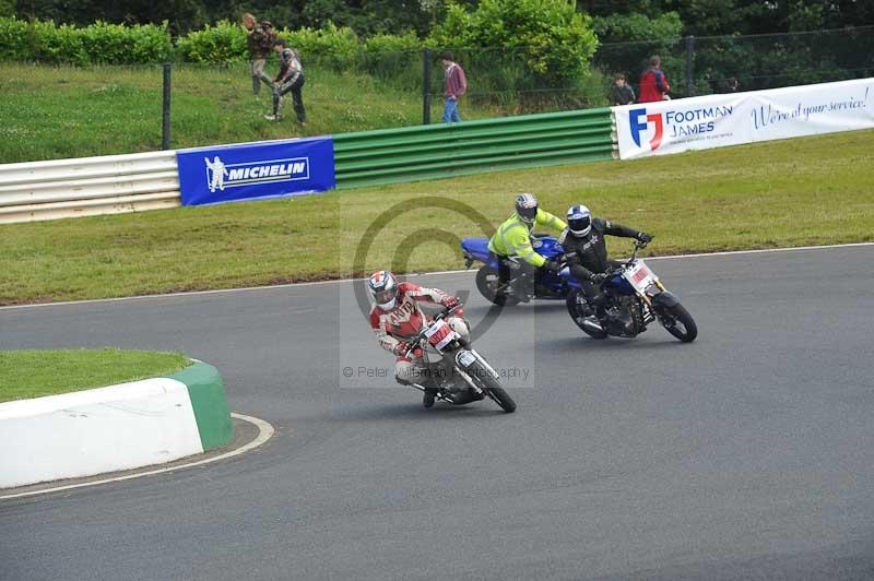 Mallory park Leicestershire;Mallory park photographs;Motorcycle action photographs;classic bikes;event digital images;eventdigitalimages;mallory park;no limits trackday;peter wileman photography;vintage bikes;vintage motorcycles;vmcc festival 1000 bikes