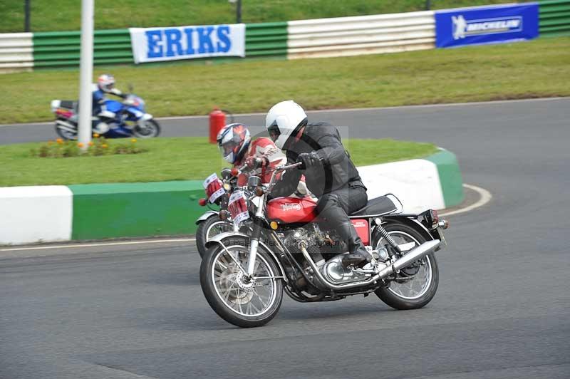 Mallory park Leicestershire;Mallory park photographs;Motorcycle action photographs;classic bikes;event digital images;eventdigitalimages;mallory park;no limits trackday;peter wileman photography;vintage bikes;vintage motorcycles;vmcc festival 1000 bikes