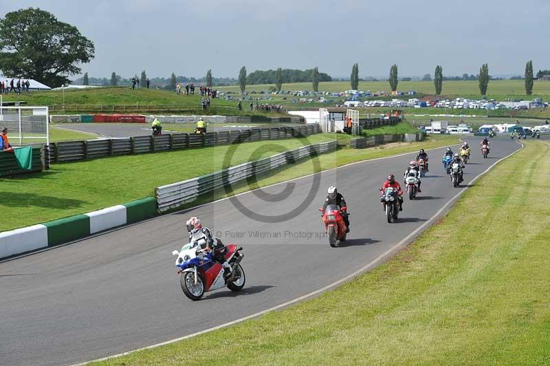 Mallory park Leicestershire;Mallory park photographs;Motorcycle action photographs;classic bikes;event digital images;eventdigitalimages;mallory park;no limits trackday;peter wileman photography;vintage bikes;vintage motorcycles;vmcc festival 1000 bikes