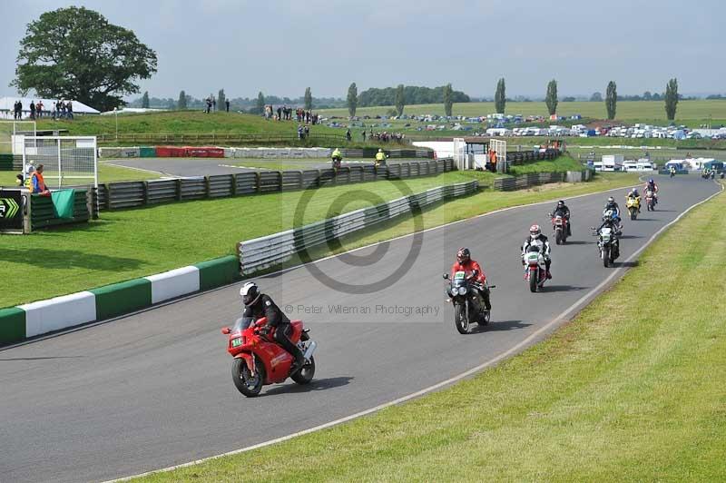 Mallory park Leicestershire;Mallory park photographs;Motorcycle action photographs;classic bikes;event digital images;eventdigitalimages;mallory park;no limits trackday;peter wileman photography;vintage bikes;vintage motorcycles;vmcc festival 1000 bikes