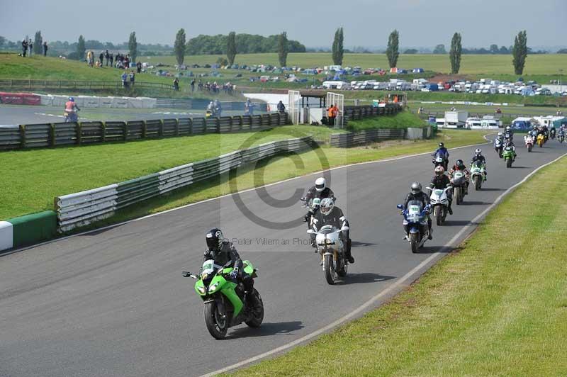 Mallory park Leicestershire;Mallory park photographs;Motorcycle action photographs;classic bikes;event digital images;eventdigitalimages;mallory park;no limits trackday;peter wileman photography;vintage bikes;vintage motorcycles;vmcc festival 1000 bikes