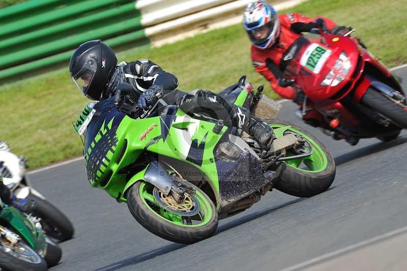 Mallory park Leicestershire;Mallory park photographs;Motorcycle action photographs;classic bikes;event digital images;eventdigitalimages;mallory park;no limits trackday;peter wileman photography;vintage bikes;vintage motorcycles;vmcc festival 1000 bikes